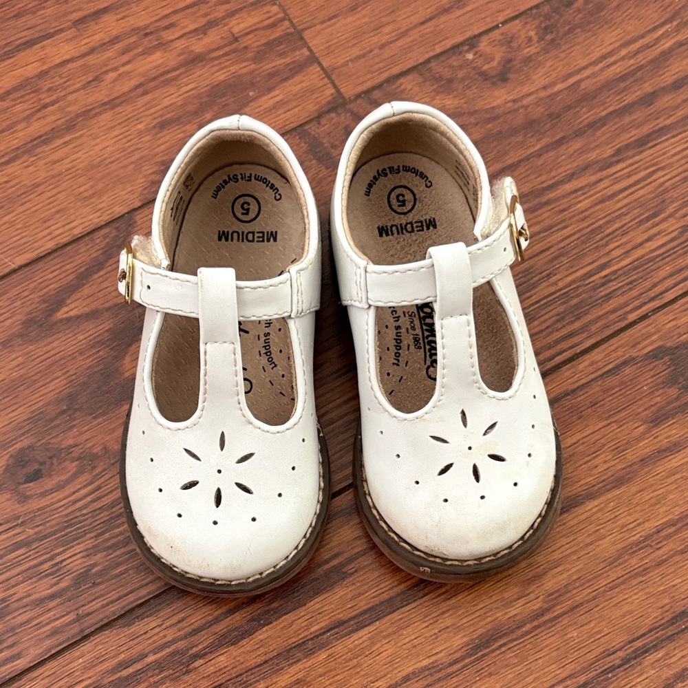 FootMates White T-Strap Dress Shoes